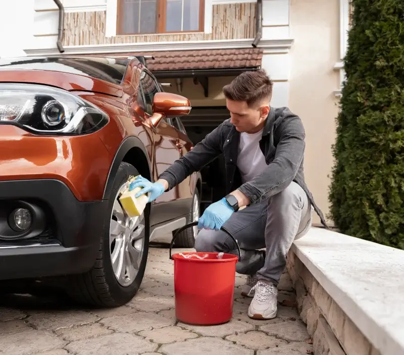 Lavage auto à domicile Saulon-la-Chapelle : professionnel intervenant sur un véhicule